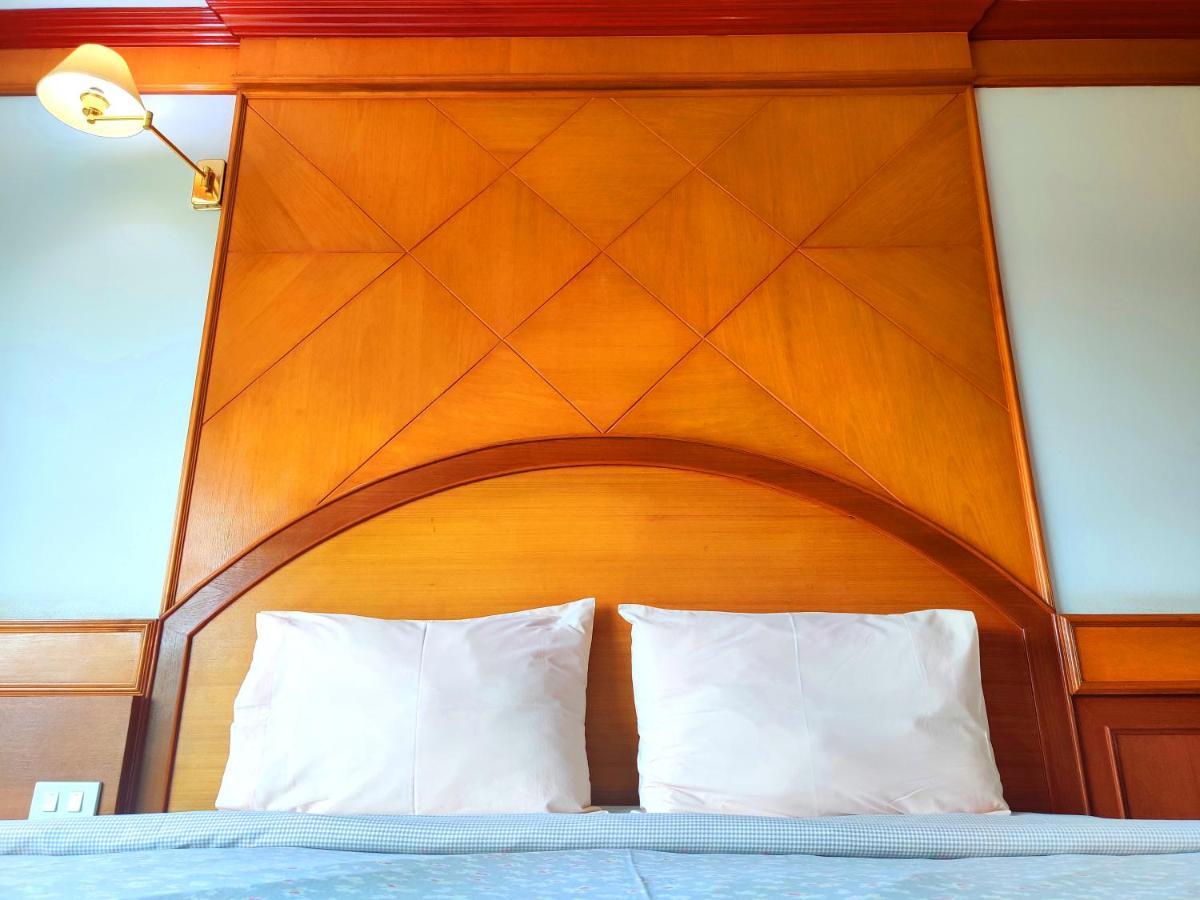 Thong Paeka Hotel Prasat Exterior foto
