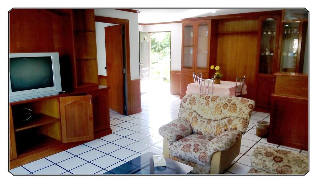 Thong Paeka Hotel Prasat Habitación foto