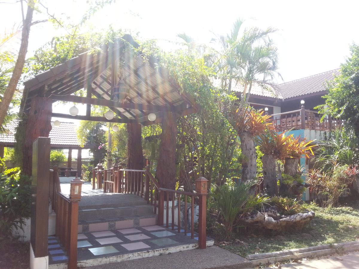 Thong Paeka Hotel Prasat Exterior foto