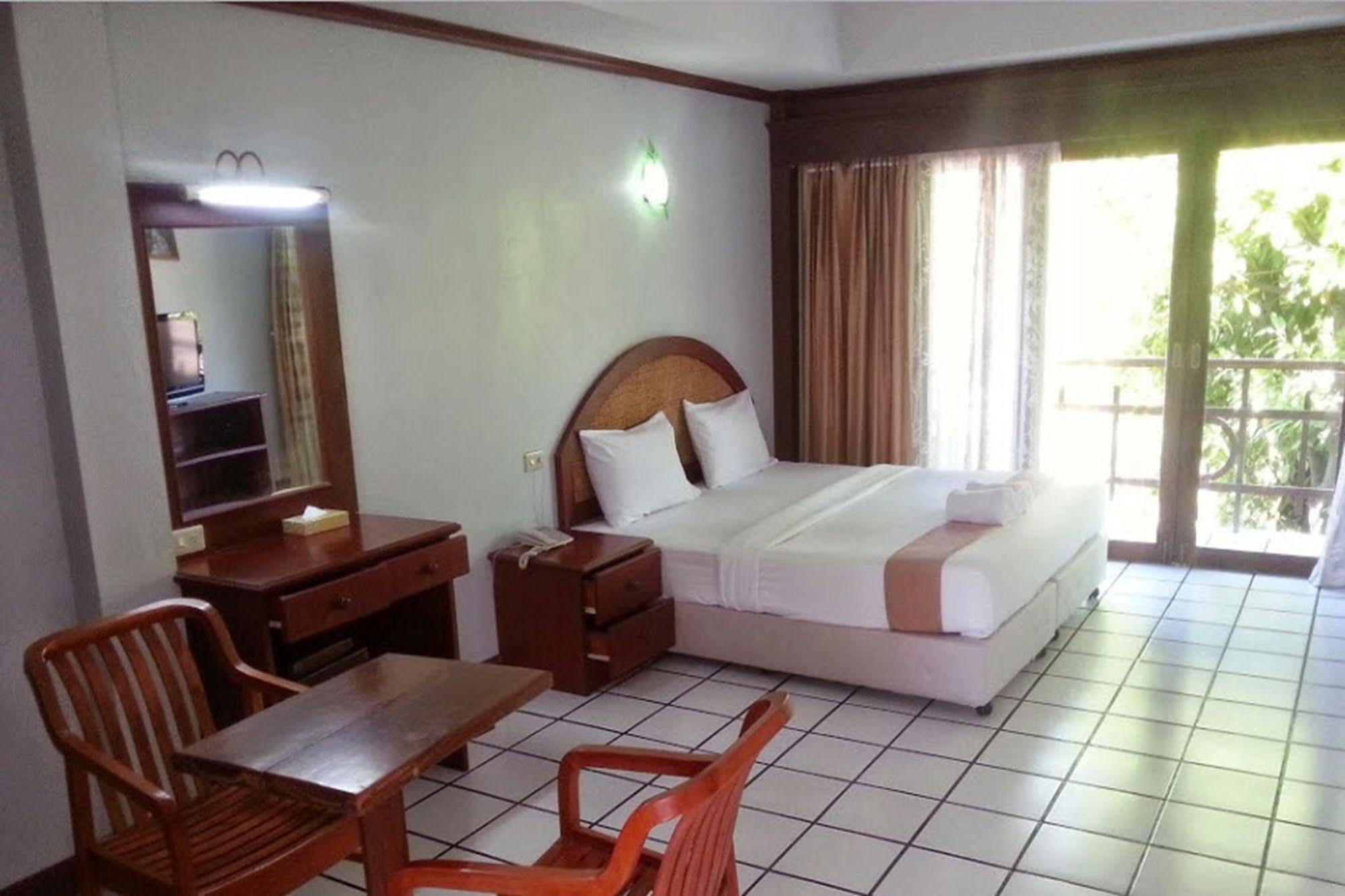 Thong Paeka Hotel Prasat Exterior foto